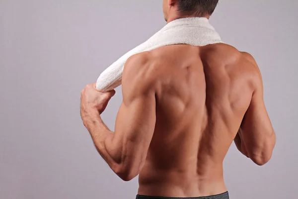 Back view of strong muscular male body, closeup of fitness man with a white towel slung around his neck. bodybuilding, work out, sport, hard work, motivation, active lifestyle concept — 图库照片