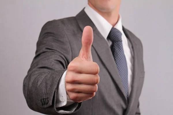 Close up de empresário bem sucedido gerente dando polegares para cima. Conceito de sucesso empresarial — Fotografia de Stock