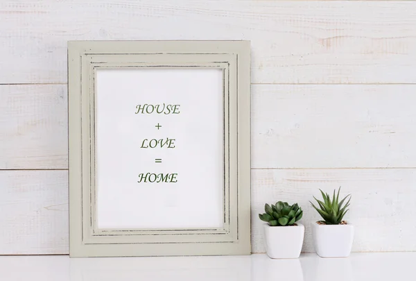 Maison, amour, concept de famille et de bonheur. Affiche dans le cadre chic shabby, style vintage. Décoration intérieure de style scandinave . — Photo