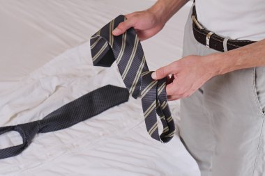 Adam bir kravat seçme. İşadamı çalışmalarını hazırlanıyor. Kararlar, kavramı