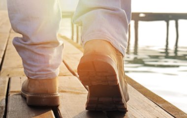 Adam üzerinde yürüyen giyen oduncu botları dock yakın çekim. Güçlü sağlam erkek tarzı. Avcı balıkçı macera adamı