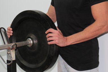 Güçlü kas adam ağır ağırlık kaldırma spor yakın çekim. Spor, fitness, vücut geliştirme, aktif yaşam tarzı