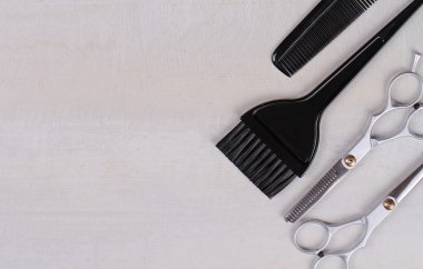 Makas, comn ve fırça saç Beyaz ahşap arka plan üzerinde boyama için. Kuaför Salonu konsept. Saç aksesuarları