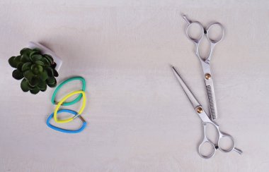 Beyaz ahşap zemin için makaslar. Kuaför Salonu konsept. Saç aksesuarları