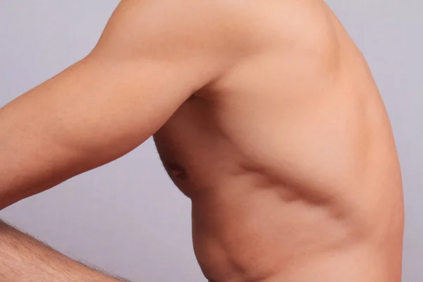 Epilazione laser maschile. Attraente depilazione del busto dell'uomo. Avvicinamento su corpo maschile perfetto, muscoli — Foto Stock