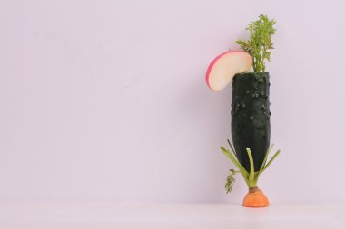 Sebze kokteyl güler yüzlü, salatalık suyu, kavram Detoks için zaman. Çiğ Vegan gıda arka plan. Uzay resmi Kopyala