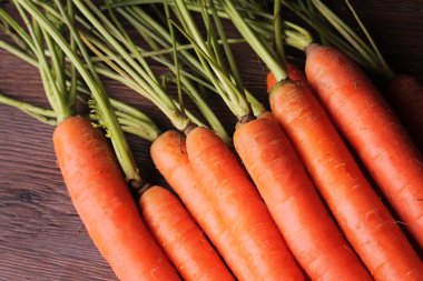 Ahşap arka plan üzerinde organik havuç. Gıda sağlıklı yaşam tarzı arka plan