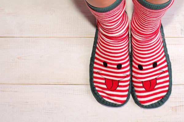 Primer plano de pies de mujer con calcetines divertidos con la cara sonriente feliz. Año Nuevo y Navidad, siempre ser y mantener un concepto positivo — Foto de Stock