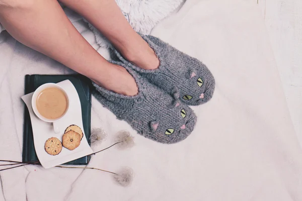 Close up of woman feet wearing cozy warm wool socks. Warmth concept. Winter clothes — Stock Photo, Image