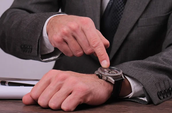 Hombre de negocios mostrando el tiempo en su reloj. Es hora, si no ahora cuando el concepto —  Fotos de Stock