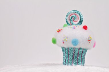 Candyland Noel. Mutlu Noeller ve mutlu yeni yıl arka plan. Beyaz arka plan üzerinde renkli cupcake Noel ağacı süsle. Uzay resmi Kopyala. Noel tebrik kartı tasarımı 