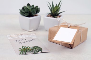 Neşeli Noel arka plan. Beyaz arka plan üzerinde kopya alanı boş etiketi ile Noel vintage hediye kutusu ile. İskandinav dekorasyon tarzı