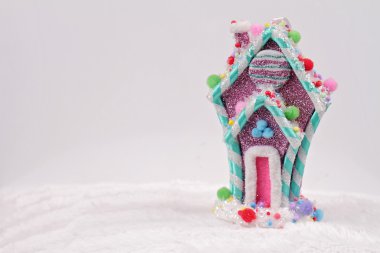 Candyland Noel. Mutlu Noeller ve mutlu yeni yıl arka plan. Renkli şeker ev Noel ağacı süsle beyaz arka plan üzerinde. Uzay resmi Kopyala. Noel tebrik kartı tasarımı 
