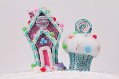 Candyland Noel. Mutlu Noeller ve mutlu yeni yıl arka plan. Renkli şeker ev ve cupcake Noel ağacı süslemeleri beyaz arka plan üzerinde. Noel tebrik kartı tasarımı 
