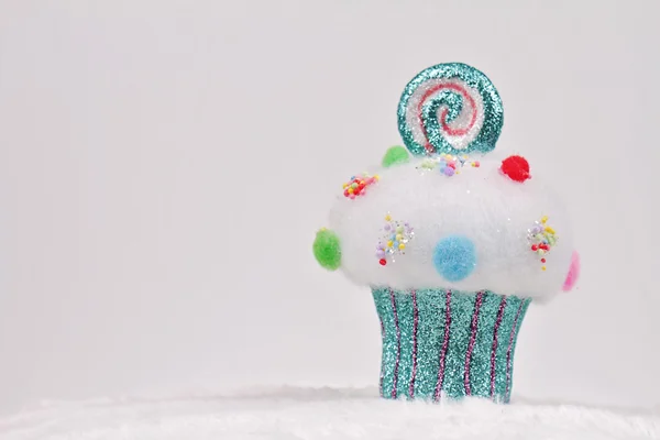 Weihnachten im Kerzenschein. Frohe Weihnachten und ein gutes neues Jahr Hintergrund. bunte Cupcake Weihnachtsbaumschmuck auf weißem Hintergrund. Leerzeichen kopieren. Design von Weihnachtsgrußkarten — Stockfoto