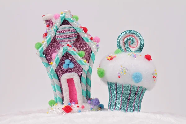 Candyland jul. God jul og god nyttårsbakgrunn. Fargerik godteri og cupcake-julepynt på hvit bakgrunn. Prosjektering av julekort – stockfoto