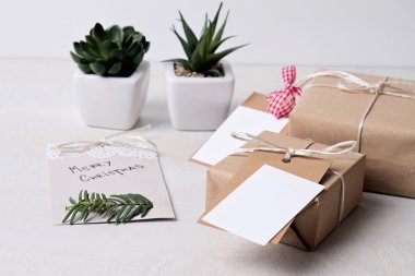 Neşeli Noel arka plan. Beyaz arka plan üzerinde kopya alanı boş etiketi ile Noel vintage hediye kutusu ile. İskandinav dekorasyon tarzı