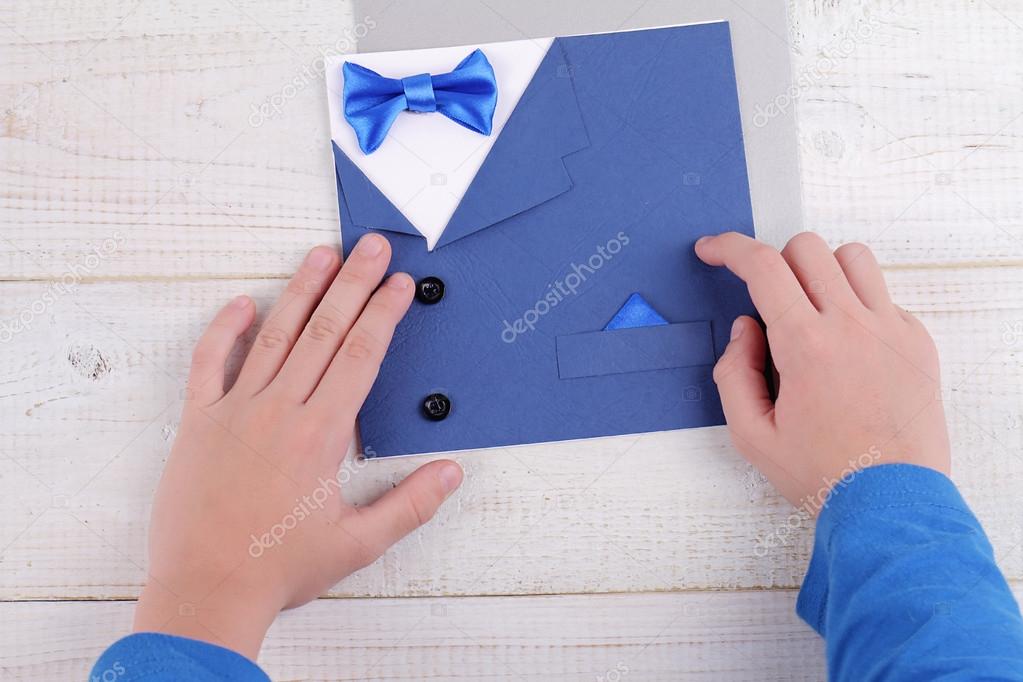 Pictures: birthday card ideas for dad | Child making greeting card for