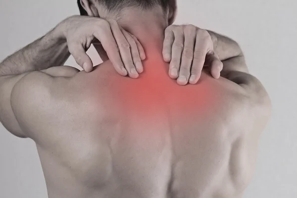 Primer plano del hombre frotando su dolorosa espalda. Concepto de alivio del dolor — Foto de Stock