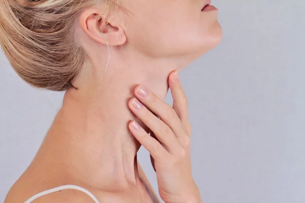 Mujer control de la glándula tiroides —  Fotos de Stock