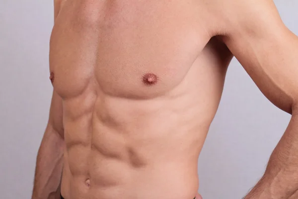 Primer plano del torso masculino muscular y la depilación del pecho. Depilación masculina —  Fotos de Stock