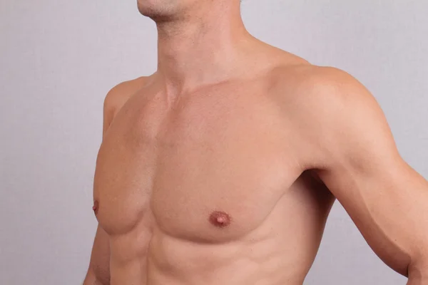 근육 질의 남성 상체와 가슴 털을 제거 닫습니다. 남성 왁 싱 — 스톡 사진