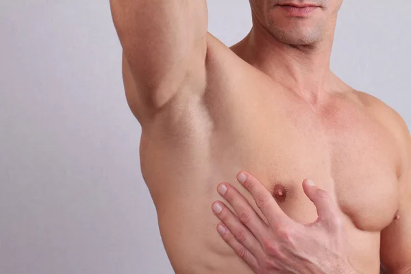 Primo piano di muscoloso busto maschile, petto e ascella depilazione. Cera maschile — Foto Stock
