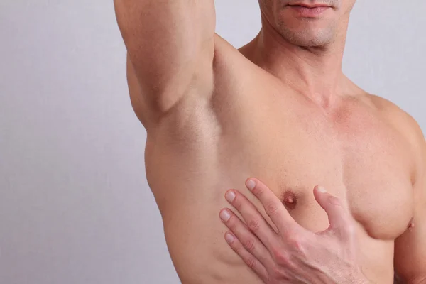Kaslı erkek torso, göğüs ve koltuk altı epilasyon yakın çekim. Erkek ağda