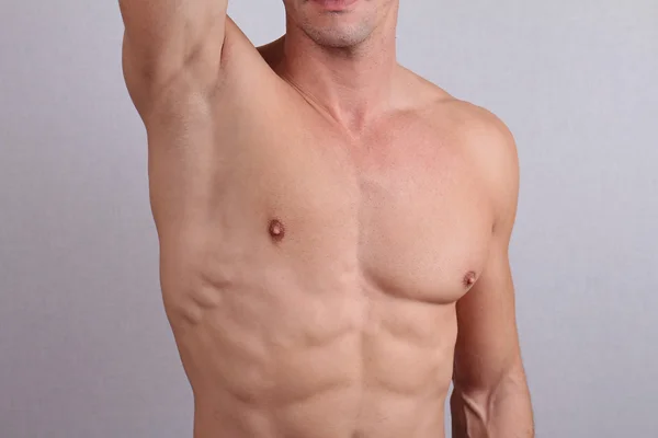 肌肉发达的男性躯干、 胸部、 腋下脱毛的特写。打蜡的男性 图库图片
