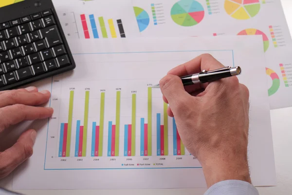 Gros plan de l'homme d'affaires travaillant sur les données financières sous forme de graphiques et de diagrammes. Statistiques d'entreprises et concept de réussite — Photo