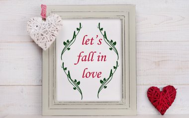 Aşk ve Sevgililer Günü arka plan. Rustik resim çerçevesi içinde aşk afişi düşelim. İskandinav tarzı ev iç dekorasyonu. 