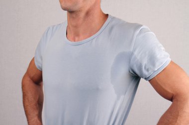 Adam koltuk altı terleme spor. Terleme leke. Hiperhidroz kavramı
