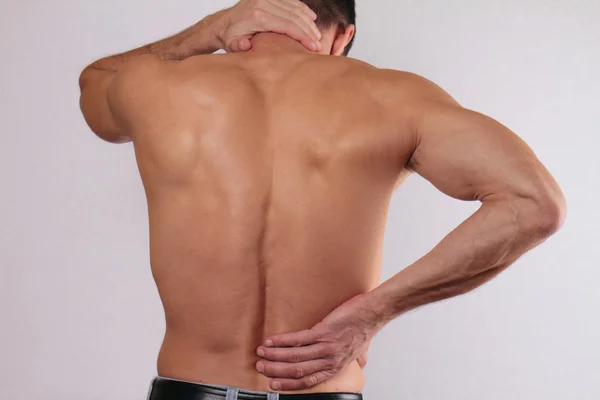 Close-up van de mens zijn pijnlijke rug wrijven. Pijn hulp concept — Stockfoto