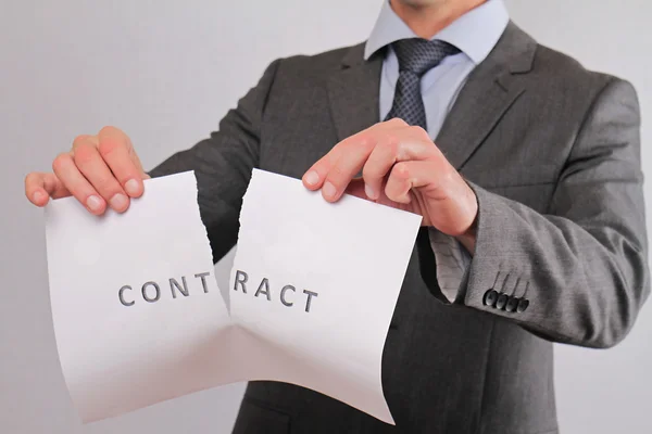 Un homme d'affaires rompt son contrat. Résiliation du contrat — Photo