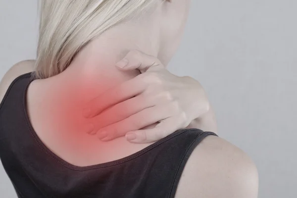 Femme avec douleur au cou. Une femme se frottant le cou douloureux. Concept de soulagement de la douleur — Photo