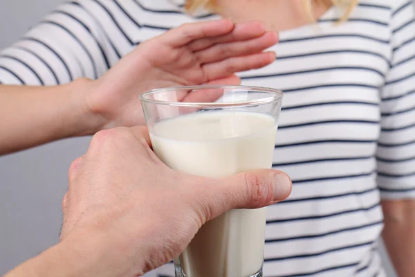 Intolleranza al lattosio. Caseificio donna intollerante rifiuta di bere latte — Foto Stock