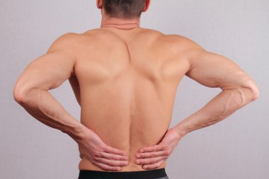 Sırt ağrısı olan adam. Adam acı sırtını sürtünme kapatın. Ağrı Rölyef kavramı