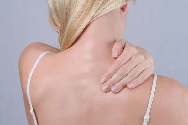 Mujer con dolor de cuello y espalda. Mujer frotando su dolorosa espalda de cerca. Concepto de alivio del dolor — Foto de Stock