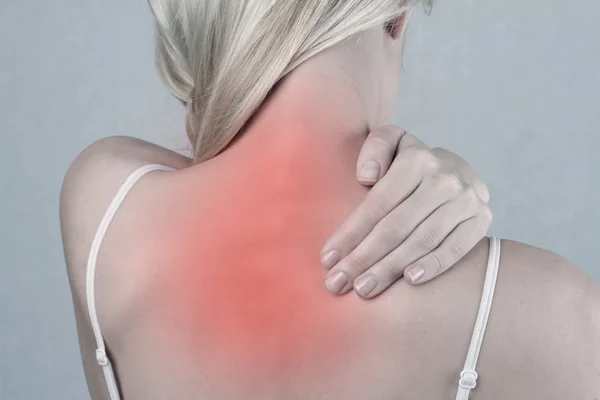 Mujer con dolor de cuello y espalda. Mujer frotando su dolorosa espalda de cerca. Concepto de alivio del dolor — Foto de Stock