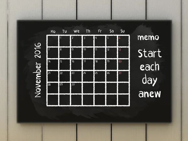 Inspiráció motivációs idézetek naptár. Novemberben mottója: minden nap újra kezdeni. Naptári március 2016 táblára írt kréta. — Stock Fotó