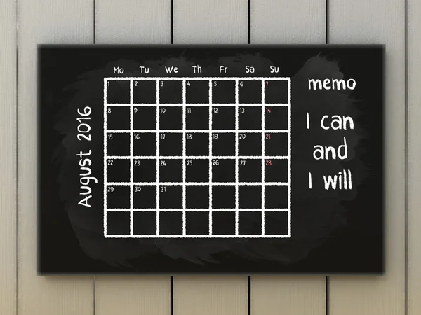Inspiratie motivatie citaten kalender. Motto voor augustus ik kan en ik zal. Kalender maart 2016 op blackboard geschreven met krijt. — Stockfoto