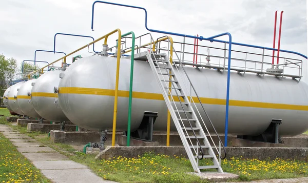 Granja de tanques GLP. Refinería, planta de gas. Gas licuado de petróleo —  Fotos de Stock