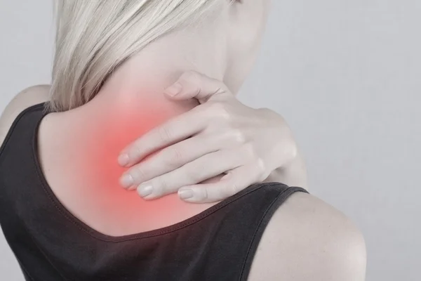 首と背中の痛みと女性。痛みを伴う背中をこすり女性をクローズ アップ。痛み救済概念 — ストック写真
