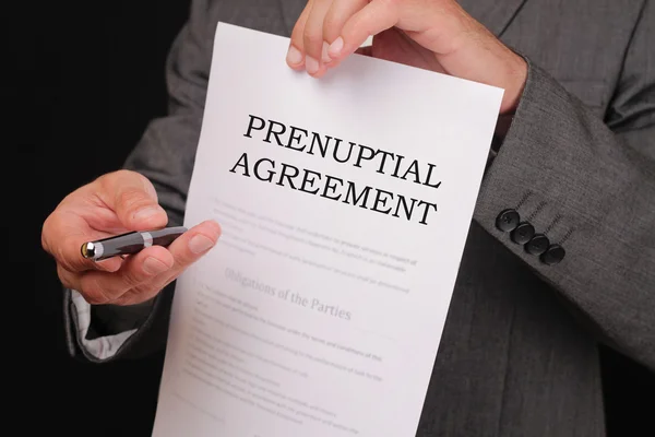 Accord prénuptial. Un homme offre un stylo pour signer un accord prénuptial close up . — Photo