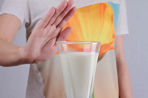 乳糖不耐症。乳製品不耐症女性の牛乳を飲むことを拒否します。 — ストック写真
