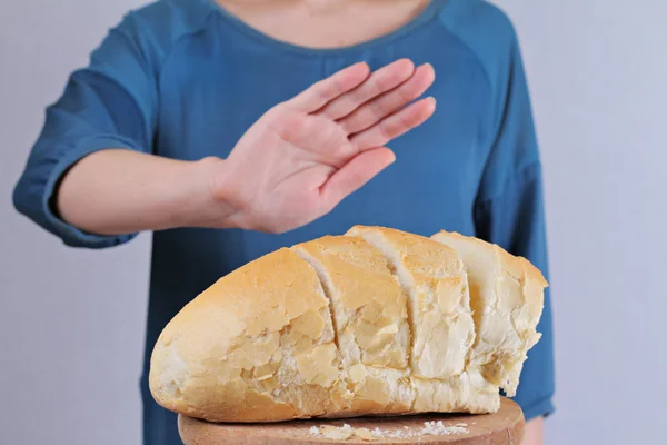 Gluten Hoşgörüsüzlük ve diyet kavramı. Kadın beyaz ekmek yemeyi reddediyor. Seçici odak ekmek üzerinde — Stok fotoğraf