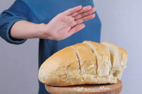 Glutén intolerancia és a diéta fogalmát. Nő hajlandó fehér kenyeret enni. Szelektív összpontosít a kenyér — Stock Fotó