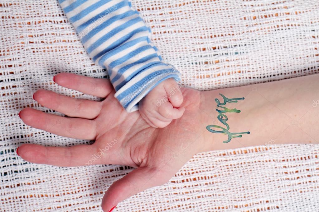 Mere Tenant La Main Du Bebe De Pres Hipsters Concept De Tatouages Quotidiens Image Libre De Droit Par Glisic Albina C