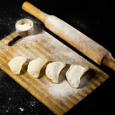 Ukrayna hamur köfteleri un ve oklavalı.