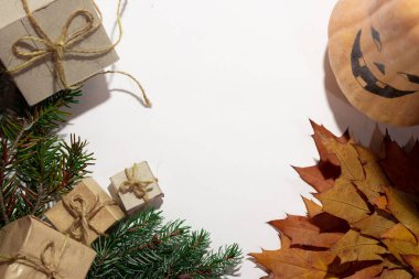 Noel süsleri, ağaç, çorap, hediyeler.